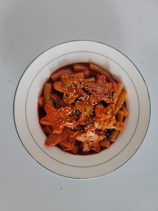 빨간키트 떡볶이 밀키트 2~3인분 매운맛 국물 떡볶이 만들기 쉬운 황금 레시피 분말 소스로 간편한 요리 — 5점을 준 리뷰어가 2021년 8월 올린 사용 사진