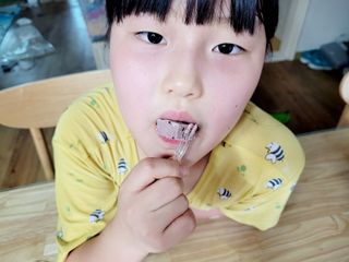 카카오 본연의 색을 간직하고있는 루비초콜릿과 블루베리의 만남, 카카올라 루비베리요거트생초콜릿 — 3.5점을 준 리뷰어가 2021년 10월 올린 사용 사진