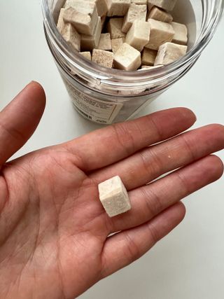 [펫시밀] 원물그대로 영양듬뿍 진공동결건조 북어트릿75g,치킨트릿100g,연어트릿75g 강아지 고양이 간식 — 5점을 준 리뷰어가 2023년 5월 올린 사용 사진