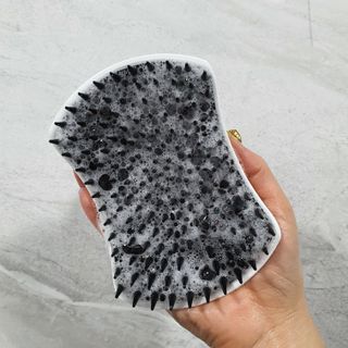 온가족 시원한샴푸 깨끗한두피 샴푸브러쉬 두피스케일링 히트팡블랙에디션 — 5점을 준 리뷰어가 2021년 8월 올린 사용 사진