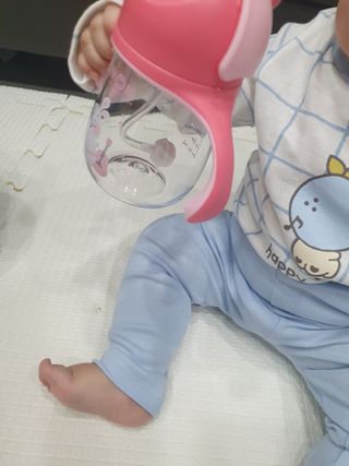 유비맘 트라이탄 코니빨대컵_컬러 랜덤 발송 — 5점을 준 리뷰어가 2021년 3월 올린 사용 사진