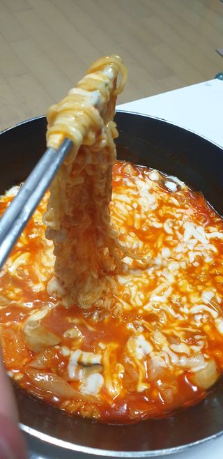 더밥  고추마녀 라볶이 +  나이스미 무설탕 현미후레이크 — 5점을 준 리뷰어가 2021년 10월 올린 사용 사진
