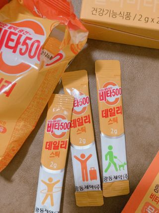[광동제약] 비타500데일리스틱 50포 & 비타500구미 1개 — 4점을 준 리뷰어가 2021년 11월 올린 사용 사진