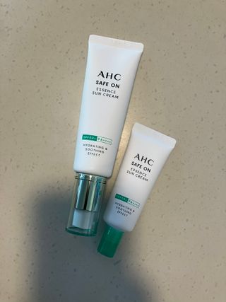 [AHC] 세이프온 에센스 선크림 올리브영 스페셜 증정 기획세트 — 4.5점을 준 리뷰어가 2022년 6월 올린 사용 사진