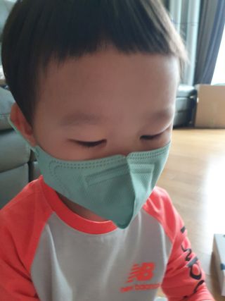 [블루 본 아이노우] 유아용 컬러마스크 40 PCS SET 2중 택 1 — 5점을 준 리뷰어가 2021년 5월 올린 사용 사진