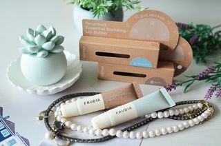[후르디아] 올리브영 착한보습 비건 립버터 2종 — 5점을 준 리뷰어가 2021년 10월 올린 사용 사진