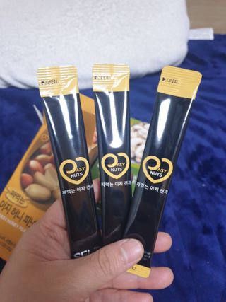 짜먹는 이지견과 짜먹는 이지아몬드, 짜먹는 이지허니피넛, 짜먹는 이지캐슈넛 각 10g X  10포 — 5점을 준 리뷰어가 2021년 2월 올린 사용 사진