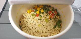 NISSIN 닛신 컵누들  4종 - 씨푸드오리지날, 씨푸드 스파이시, 씨푸드 커리, 씨푸드 XO소스 — 5점을 준 리뷰어가 2021년 12월 올린 사용 사진