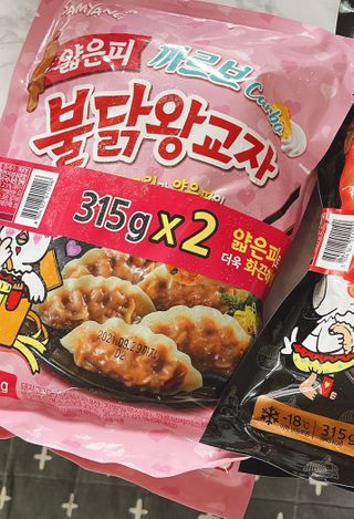 삼양냉동 [삼양] 얇은피불닭왕교자+얇은피까르보불닭왕교자 총4팩 — 5점을 준 리뷰어가 2021년 2월 올린 사용 사진