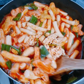 빨간키트 떡볶이 밀키트 2~3인분 매운맛 국물 떡볶이 만들기 쉬운 황금 레시피 분말 소스로 간편한 요리 — 4점을 준 리뷰어가 2021년 8월 올린 사용 사진
