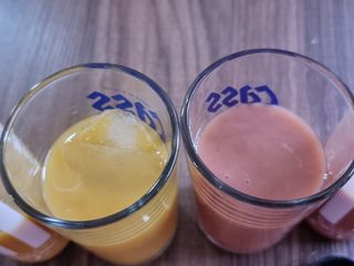 BLENDY'S 핑크 스무디+블론디 스무디 — 2점을 준 리뷰어가 2021년 9월 올린 사용 사진