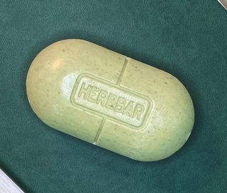 제이제이바이오 허브마사지바 올인원 알약비누 — 5점을 준 리뷰어가 2021년 12월 올린 사용 사진