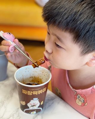 유비쿡 컵떡볶이 매운컵떡볶이2개/ 짜장컵떡볶이 2개  총 4개세트 — 5점을 준 리뷰어가 2021년 5월 올린 사용 사진