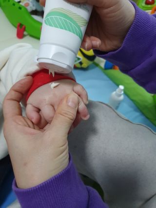 mom e 맘이 내추럴 베이비 케어 크림+바디오일 — 5점을 준 리뷰어가 2021년 1월 올린 사용 사진