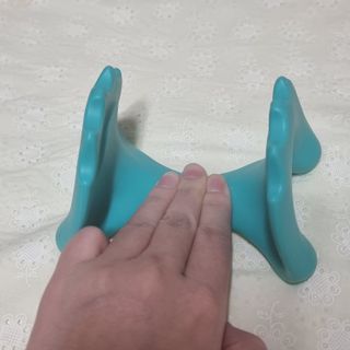 힐니스북 [힐마이넥]   거북목 통증완화를 위한 휴대용 목 안마기 — 4점을 준 리뷰어가 2022년 12월 올린 사용 사진