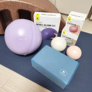 [트라택] 홈 필라테스 SET [미니짐볼+웨이트볼(0.5kg&1kg+요가블럭] — 5점을 준 리뷰어가 2022년 7월 올린 사용 사진