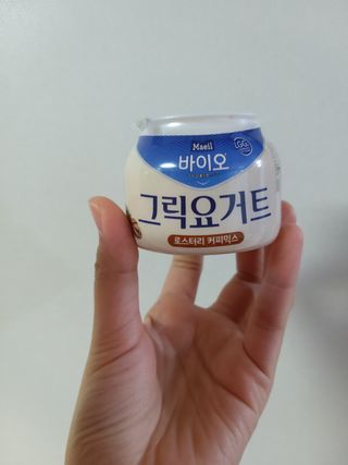 매일바이오 그릭요거트 오리지널 플레인 4개, 로스터리 커피믹스 4개 — 3점을 준 리뷰어가 2021년 12월 올린 사용 사진