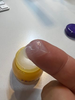 틱톡 [후르디아] 튼입술해결템 올리브영 블루베리 하이드레이팅 허니 립밤 — 5점을 준 리뷰어가 2023년 10월 올린 사용 사진