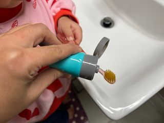 치과에서 쓰는 치약 _ 라벨제로 저불소 꼬마, 키즈, 유아, 베이비, 주니어 안전한 어린이치약 — 5점을 준 리뷰어가 2022년 11월 올린 사용 사진