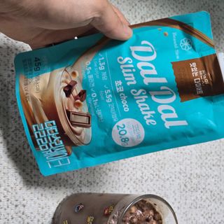 달달슬림쉐이크 구매평★달달슬림 맛있는 단백질 쉐이크 파우치 다이어트 식사대용 프로틴 파우더 보충제 — 5점을 준 리뷰어가 2025년 7월 올린 사용 사진