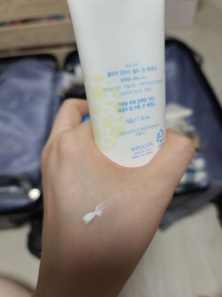 틱톡 [후르디아] 백탁NO! 화잘먹 수분광 선 에센스✨ — 5점을 준 리뷰어가 2023년 5월 올린 사용 사진