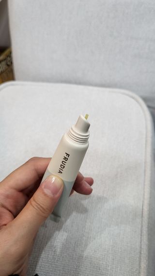 [후르디아] 올리브영 착한보습 비건 립버터 2종 — 5점을 준 리뷰어가 2023년 2월 올린 사용 사진