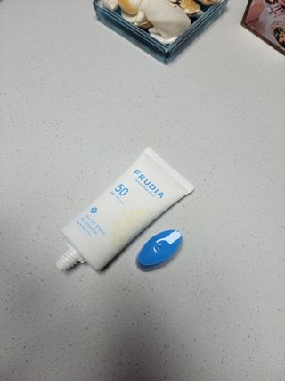 틱톡 [후르디아] 백탁NO! 화잘먹 수분광 선 에센스✨ — 5점을 준 리뷰어가 2023년 7월 올린 사용 사진