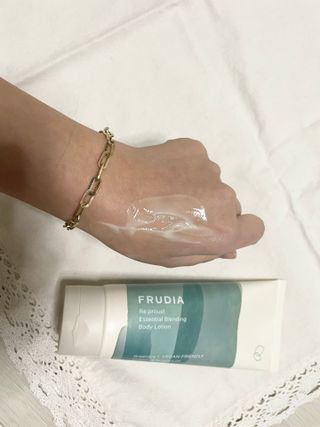 [후르디아] 올리브영 저자극 비건바디로션 — 5점을 준 리뷰어가 2023년 2월 올린 사용 사진
