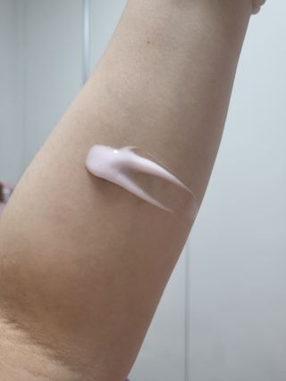 난나 살몬 스파이더 검버섯 미백 톤업 화이트닝 연어 앰플 크림 300ml 대용량 — 5점을 준 리뷰어가 2022년 8월 올린 사용 사진