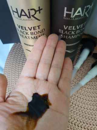 헤어플러스 블랙 컬러본드 샴푸 트리트먼트 300ml — 5점을 준 리뷰어가 2021년 5월 올린 사용 사진