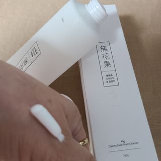 [베러오리진] 무화과 크리미 딥 폼 클렌저/피부 노폐물 & 미세먼지 99 세정 인증 민감성 피부 무자극 인증 — 4점을 준 리뷰어가 2021년 11월 올린 사용 사진