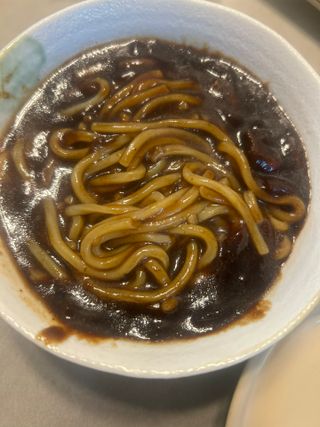 프레시지 *구매평/중식대가여경래 짜장면 2인분 (냉동) — 5점을 준 리뷰어가 2025년 9월 올린 사용 사진