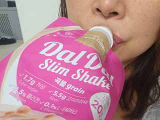달달슬림쉐이크 구매평★달달슬림 맛있는 단백질 쉐이크 파우치 다이어트 식사대용 프로틴 파우더 보충제 — 5점을 준 리뷰어가 2025년 7월 올린 사용 사진