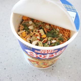 NISSIN 닛신 컵누들  4종 - 씨푸드오리지날, 씨푸드 스파이시, 씨푸드 커리, 씨푸드 XO소스 — 3점을 준 리뷰어가 2022년 3월 올린 사용 사진