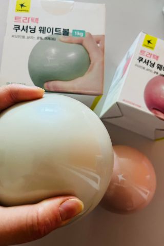 트라택 쿠셔닝 웨이트볼 0.5kg + 1kg SET — 4.5점을 준 리뷰어가 2022년 4월 올린 사용 사진