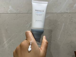 [스킨1004] 마다가스카르 센텔라 히알루-시카 워터핏 선세럼 50ml — 5점을 준 리뷰어가 2024년 5월 올린 사용 사진