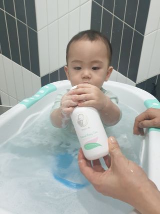mom e 맘이 내추럴 베이비 케어 샴푸앤바스+로션 — 5점을 준 리뷰어가 2021년 1월 올린 사용 사진