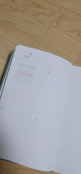 리훈 2024년 하고싶은말다이어리 만년형(위클리/데일리 중 택 1) — 5점을 준 리뷰어가 2023년 9월 올린 사용 사진