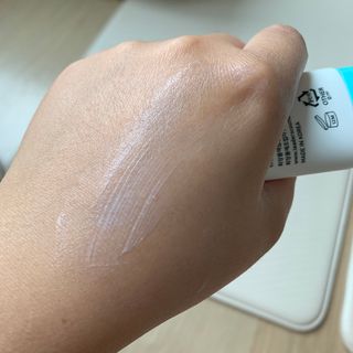 리더스코스메틱 리더스 카밍 바이오틱스 선 에센스 SPF 50+ PA++++ — 3.5점을 준 리뷰어가 2022년 7월 올린 사용 사진