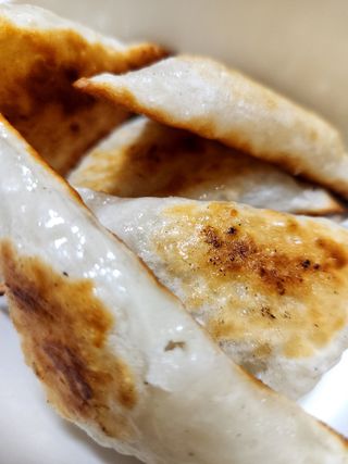 (주)성경순만두 곤약만두.콘치즈만두,삼각당면만두,당면 야끼만두,대구전통 납작만두,떡뽁이 매콤소스,달콤소스 — 5점을 준 리뷰어가 2023년 4월 올린 사용 사진