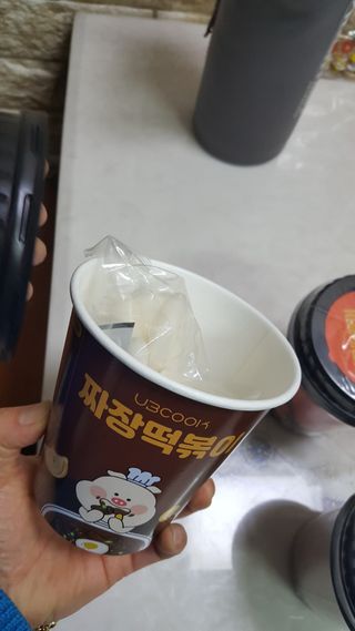 유비쿡 컵떡볶이 매운컵떡볶이2개/ 짜장컵떡볶이 2개  총 4개세트 — 5점을 준 리뷰어가 2021년 2월 올린 사용 사진