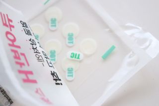 [큐어반H 스팟] 자외선 99프로 차단되는 스틱타입 스팟밴드(1팩 / 66매입) — 5점을 준 리뷰어가 2022년 10월 올린 사용 사진