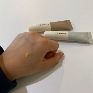[후르디아] 올리브영 착한보습 비건 립버터 2종 — 5점을 준 리뷰어가 2022년 11월 올린 사용 사진