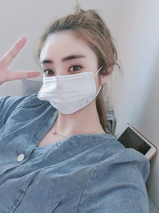 JHWORLD 스누피 마스크 정품 스누피 KF-AD 국내 비말차단 아동용 성인용 일회용 덴탈마스크 50매 — 5점을 준 리뷰어가 2021년 6월 올린 사용 사진