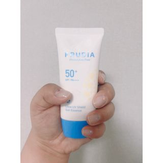 틱톡 [후르디아] 백탁NO! 화잘먹 수분광 선 에센스✨ — 5점을 준 리뷰어가 2023년 5월 올린 사용 사진