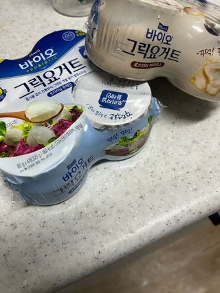 매일바이오 그릭요거트 오리지널 플레인 4개, 로스터리 커피믹스 4개 — 5점을 준 리뷰어가 2021년 12월 올린 사용 사진