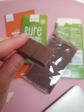 당류2g 자일리톨로 단맛을낸 슈카 퓨어비건 무설탕초콜릿 Xucker vegan 2개입 — 4점을 준 리뷰어가 2021년 4월 올린 사용 사진