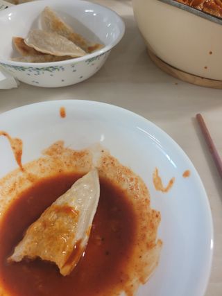 (주)성경순만두 곤약만두.콘치즈만두,삼각당면만두,당면 야끼만두,대구전통 납작만두,떡뽁이 매콤소스,달콤소스 — 5점을 준 리뷰어가 2023년 4월 올린 사용 사진