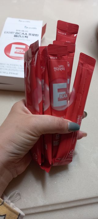 [인디닥터] 타이탄 BCAA 프로틴 젤리스틱 — 3점을 준 리뷰어가 2022년 5월 올린 사용 사진