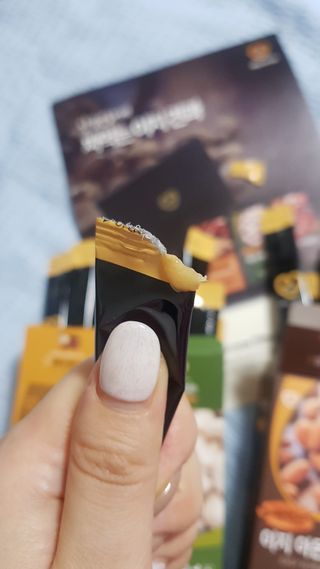 짜먹는 이지견과 짜먹는 이지아몬드, 짜먹는 이지허니피넛, 짜먹는 이지캐슈넛 각 10g X  10포 — 5점을 준 리뷰어가 2021년 2월 올린 사용 사진